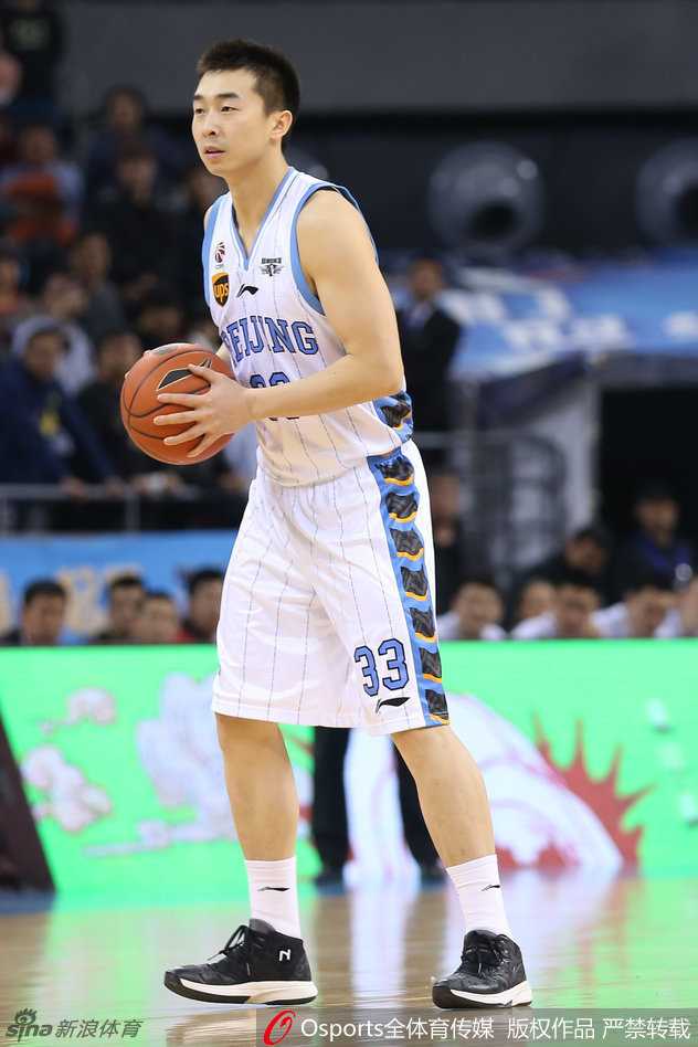 京城篮球烽火再起 马布里传人方硕书写新章 吉喆在三分线外从容出手,篮球在空中划过一道完美的弧线,稳稳向篮筐飞去