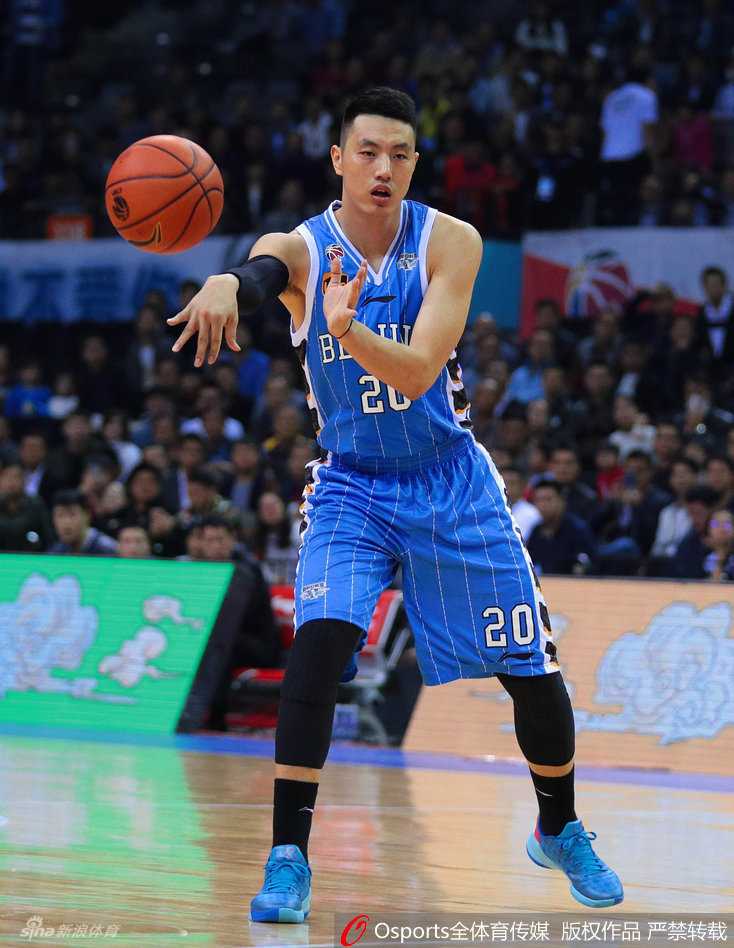 翟晓川眼神犀利，送出一记隐蔽的背后传球，皮球穿越防线精确找到队友。