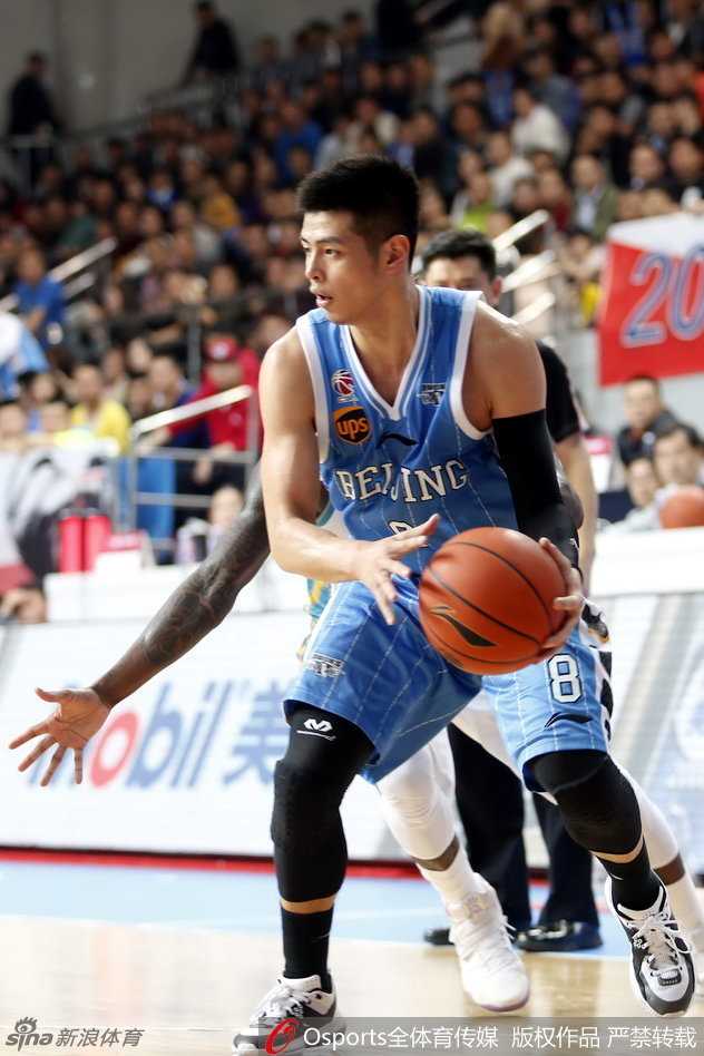 在对手的重重包围之下，马布里如利刃般强行突破，身形矫健，眼神坚毅，这是属于京城英雄的孤注一掷。