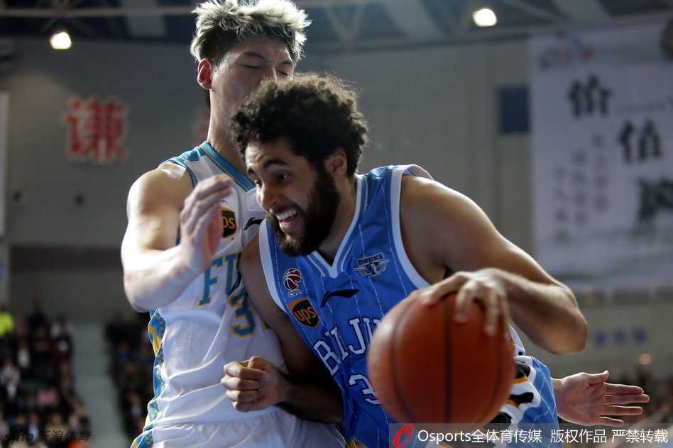 孙悦舒展长臂，在高位将球巧妙分出，如交响乐指挥家般调动着全队的进攻节奏，视野开阔，气定神闲。