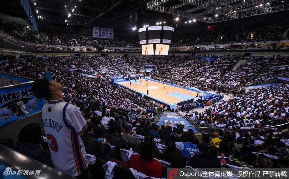 北控替补席后方，几位年轻球迷高高举着为球队加油的标语牌，他们的眼神中充满了对主队的期待与热爱，成为赛场边一道充满活力的风景线。