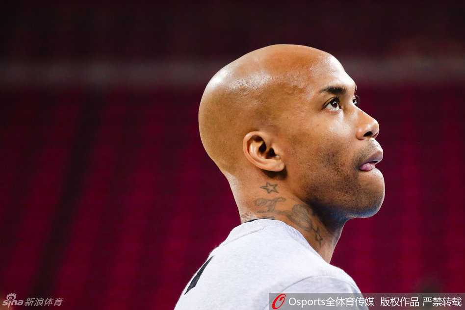 京城篮球记忆:回望2016-2017赛季北京首钢队的荣耀与悲壮 四十岁的马布里眼神如鹰隼般锐利,他坚毅地望向前方,脸上写满了对胜利的渴望和对最后一季的不舍,仿佛在无声宣誓要将所有能量倾注于赛场。