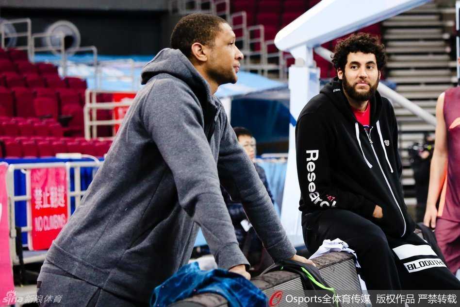 京城篮球记忆:回望2016-2017赛季北京首钢队的荣耀与悲壮 射手朱彦西正在进行着标志性的三分球训练,他神情专注,肌肉线条分明。在这个决定生死的赛季里,他的每一记三分都承载着北京球迷对胜利的渴望。