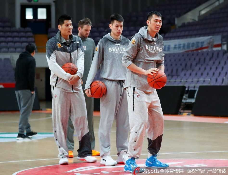 京城篮球记忆:回看北控男篮的赛前备战与马布里最后的光芒 兰多夫与队友在篮下进行对抗练习,肌肉碰撞的声音仿佛隔着画面都能听见。