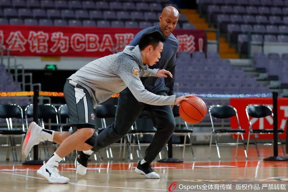 京城篮球记忆:回看北控男篮的赛前备战与马布里最后的光芒 马布里在训练中目光如炬,双手紧握篮球,仿佛下一秒就要刺穿对手的防线。