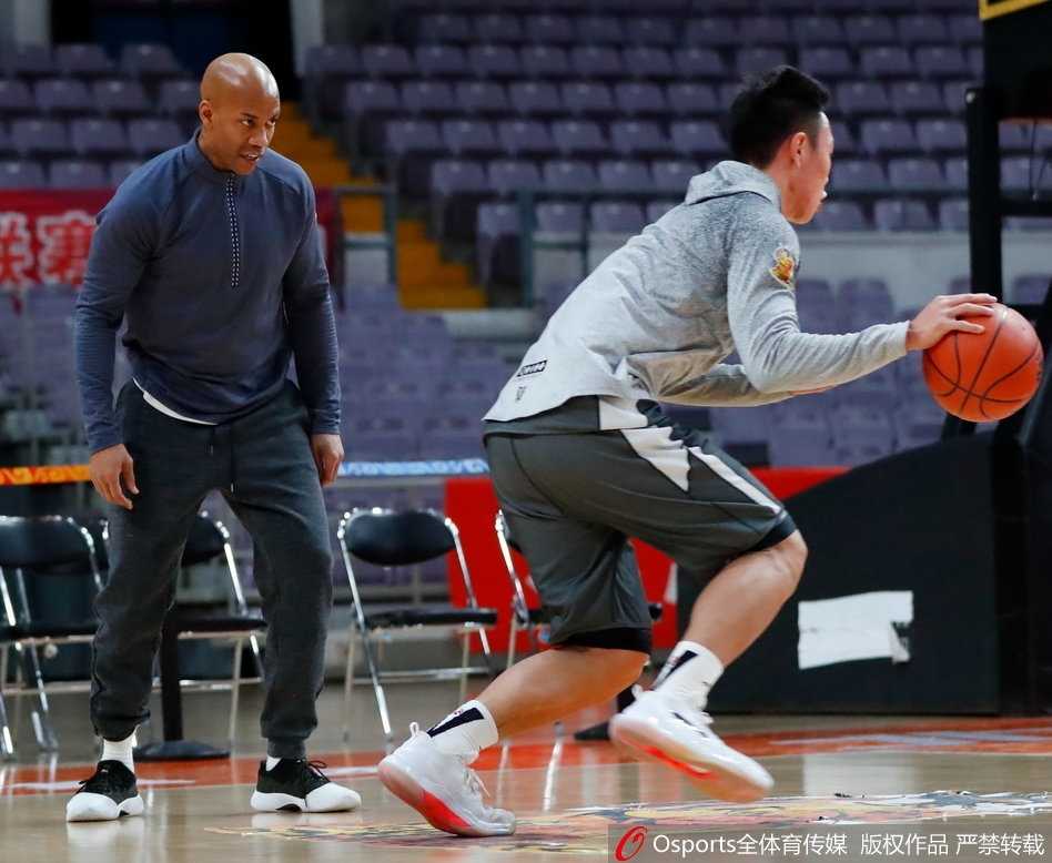 京城篮球记忆:回看北控男篮的赛前备战与马布里最后的光芒 全队围拢在一起,马布里站在中间振臂高呼,这一刻他们不只是队友,更是并肩作战的兄弟。