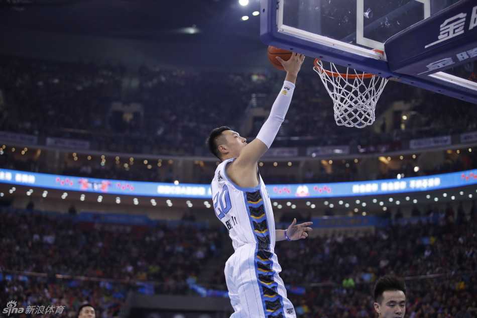 张庆鹏借掩护后急停跳投，他的精准三分常常在球队最需要得分的时候如及时雨般降临。