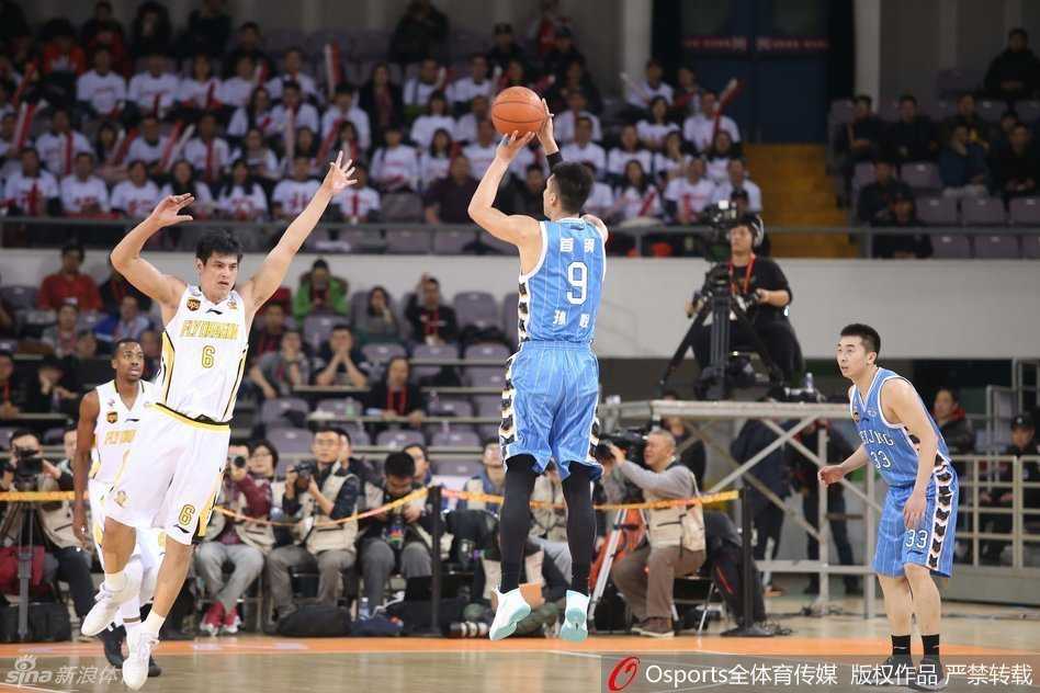 京城篮球记忆:马布里与孙悦、翟晓川们的光辉岁月 场边的方硕眼神坚定,手指向前场,正在有条不紊地推进组织,他是北京队新一代的后场指挥官。