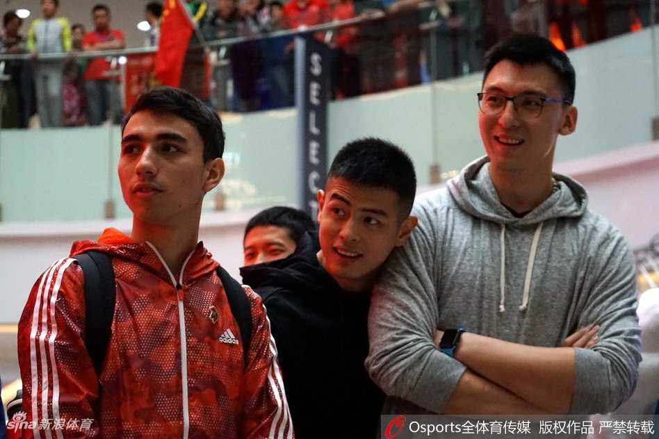 刘晓宇目光如炬，嘴角扬起一丝微笑，仿佛在向到场的球迷传递着新赛季必胜的信心。