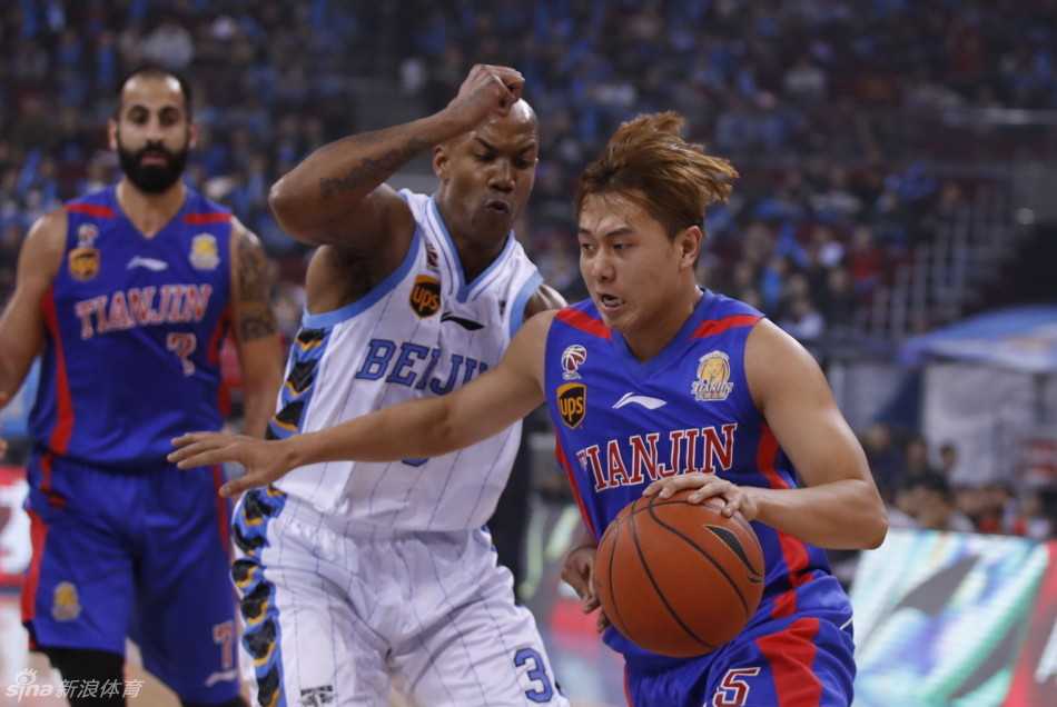 年轻后卫史仪犹如灵猫般穿梭防线，完成一次精彩的低手上篮。