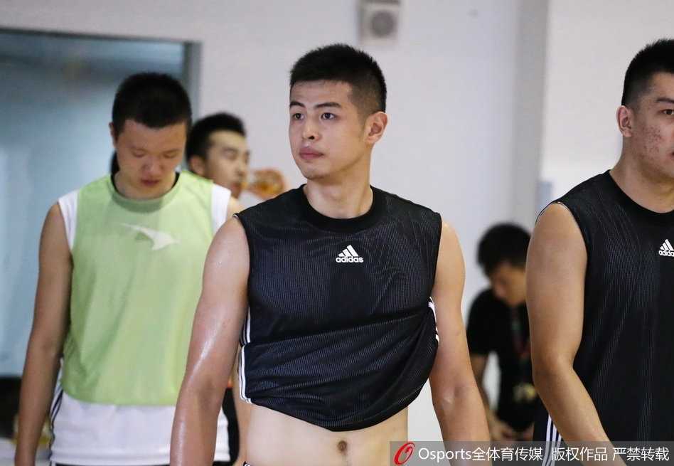 阳光洒在工体外场的草皮上，国安球员们正在进行高强度的分组对抗。一名内援奋力冲刺，扬起一片草屑，专注的神情仿佛在告诉所有人，新赛季的主力位置他志在必得。