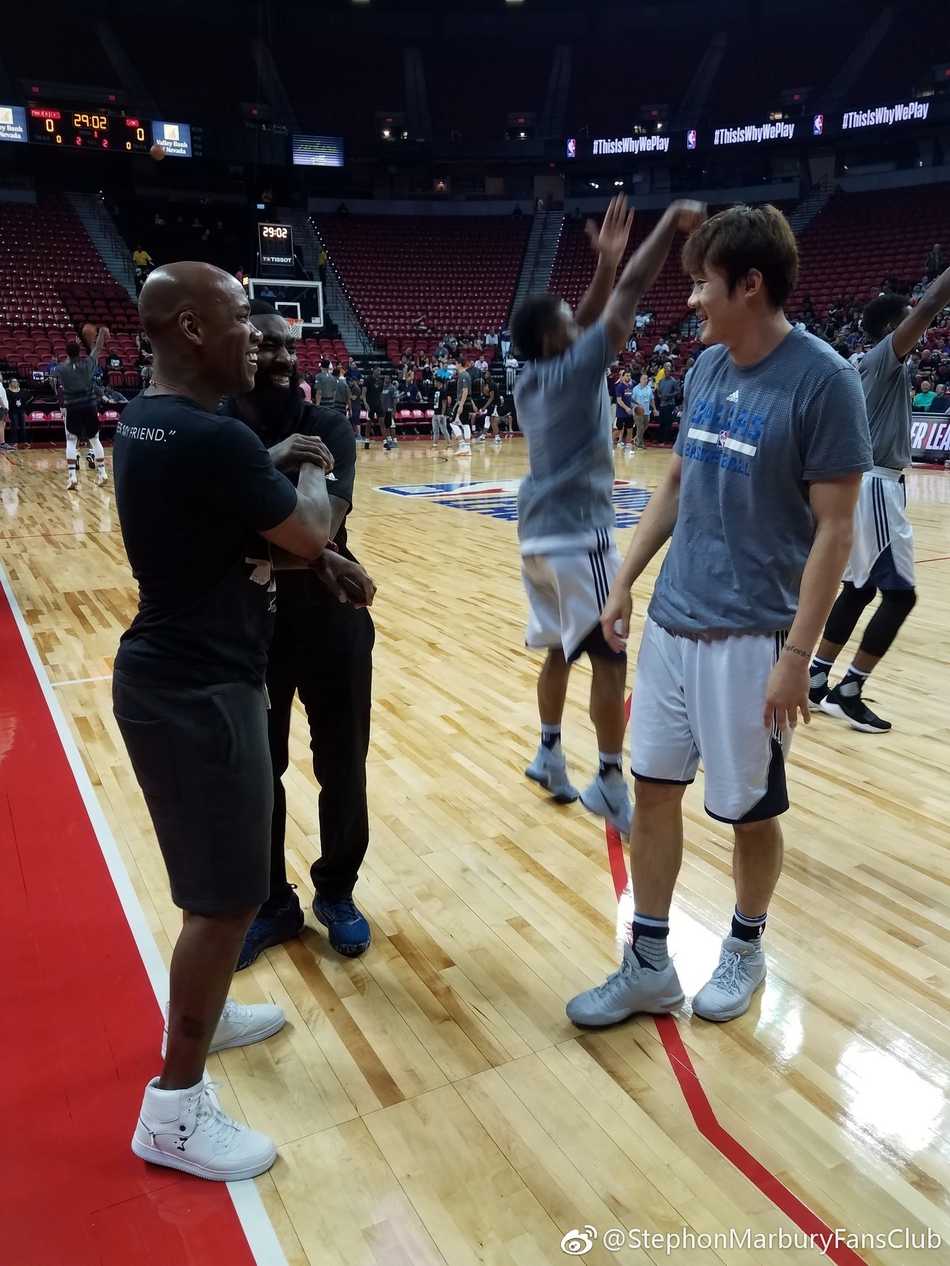 京城老友他乡遇,马布里现场为丁彦雨航助威 画面中,穿着便装的马布里侧身专注地看向球场方向,神情中透着对场上局势的关切,仿佛在用眼神向正在拼搏的丁彦雨航传递力量。