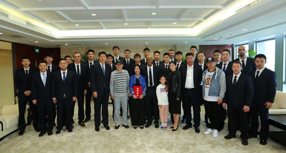 马布里与张阿姨及其家人并肩站在北控男篮的队徽前合影留念，每个人的脸上都绽放着灿烂的笑容，这一刻被镜头永久定格，成为京篮球坛又一段暖心记忆。