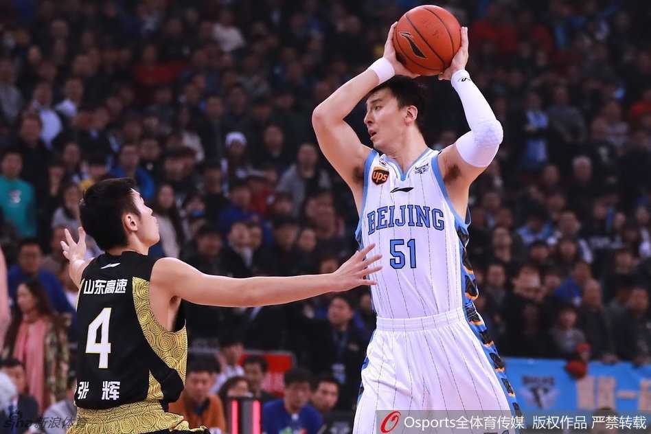 京城荣耀·那些年我们一起追过的北京首钢 段江鹏面对补防高高跃起,在空中滞空对抗后完成上篮,展现出色的腰腹力量。