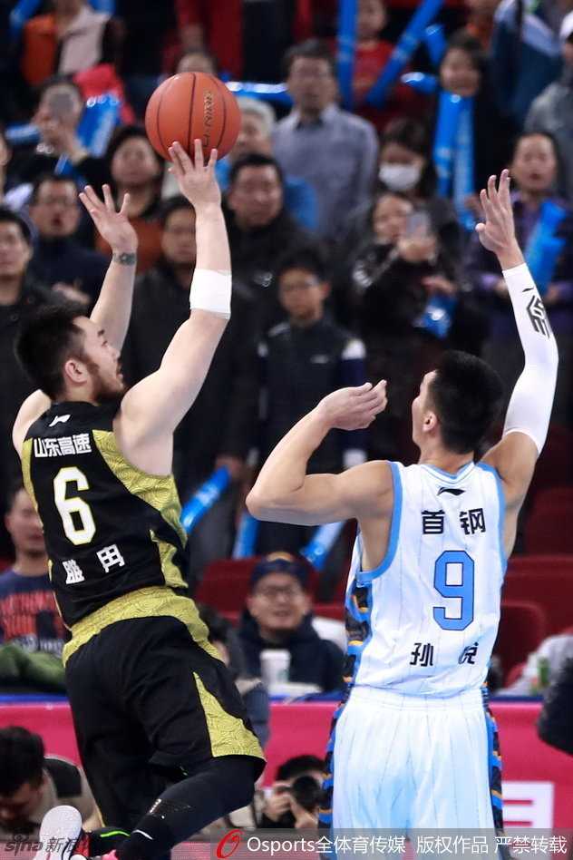 京城荣耀·那些年我们一起追过的北京首钢 孙悦长臂舒展飞身封盖睢冉的上篮,如同大鹏展翅,将禁区变为禁飞区。