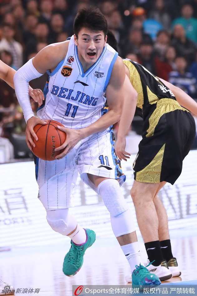 京城荣耀·那些年我们一起追过的北京首钢 段江鹏压低重心一个加速摆脱贴身防守,身体姿态充满爆发力,准备直杀篮下。