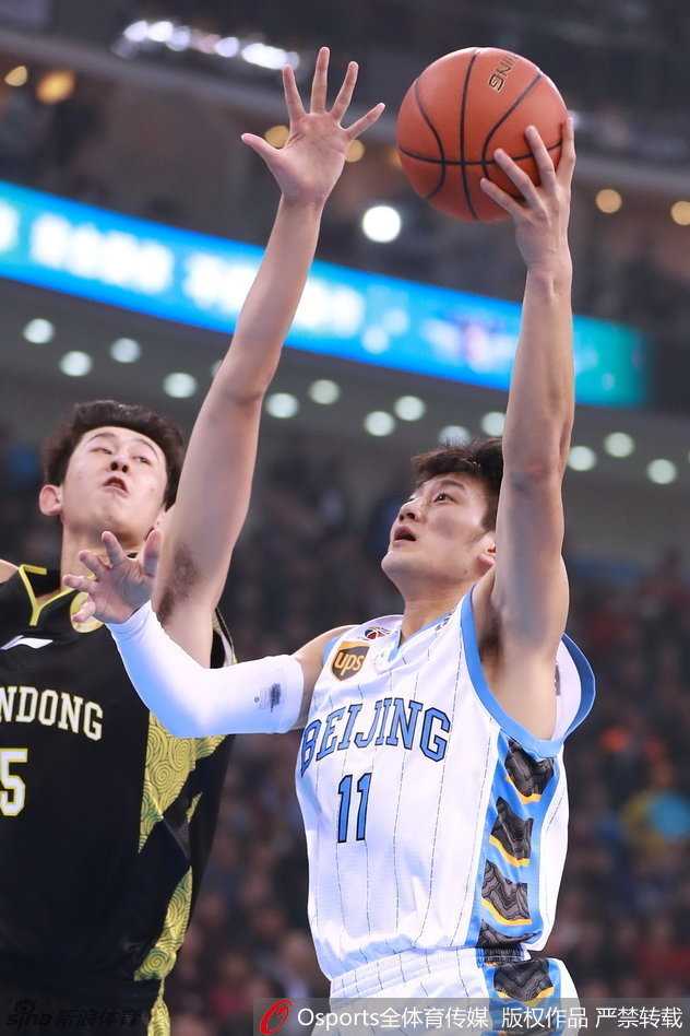 京城荣耀·那些年我们一起追过的北京首钢 马布里面对防守强行突破上篮,虽然遭遇拉拽依然眼神坚定,尽显“政委”本色。