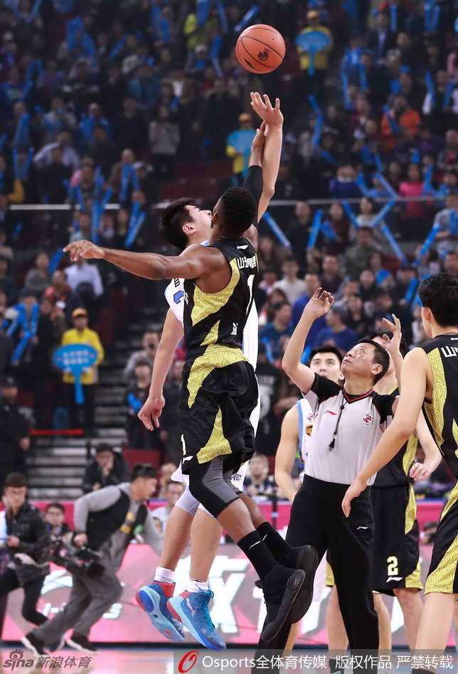 京城荣耀·那些年我们一起追过的北京首钢 杰瑞特双手大力灌框,表情狰狞霸气十足,虽然只是“救火队员”却打出了正印中锋的气势。