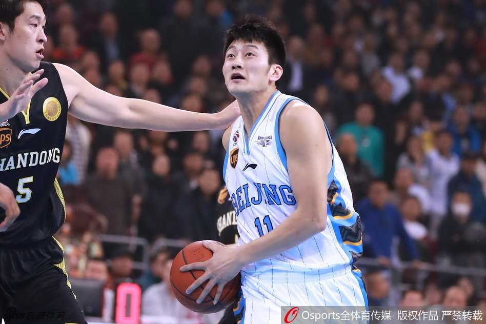 京城荣耀·那些年我们一起追过的北京首钢 杰瑞特专注聆听马布里的战术指导,两人眼神交流,新老队员之间的传承在这一刻无声胜有声。