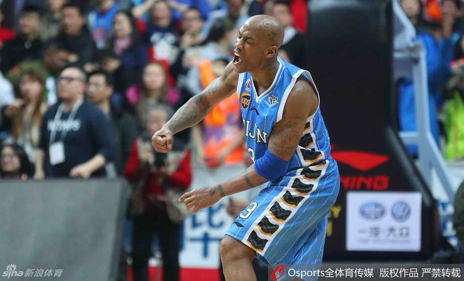 京城荣耀京沪决战单外援首钢破上海不败金身 四十岁的马布里在这场生死战中犹如天神下凡,他紧握篮球直面上海队的重重防线,眼神中满是杀伐决断的坚毅。