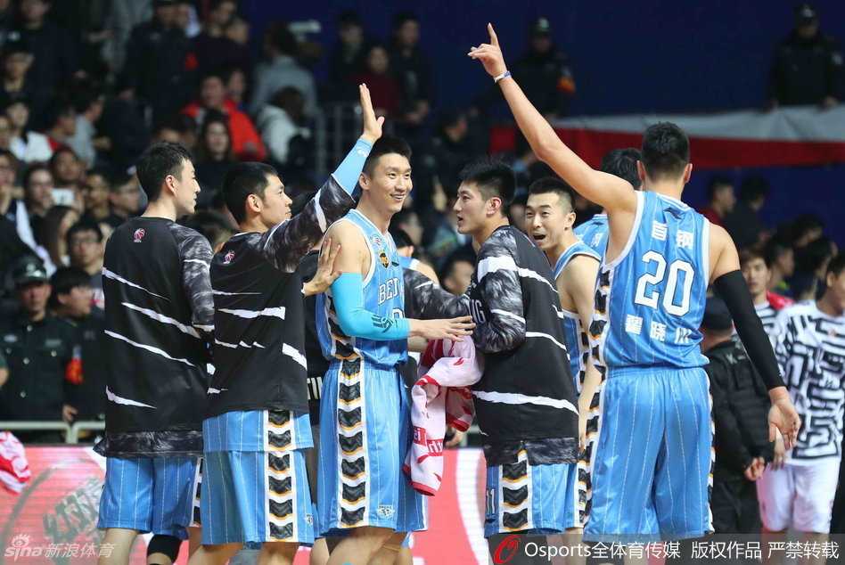 京城荣耀京沪决战单外援首钢破上海不败金身 马布里跳起分球,他在空中舒展身体,面对上海队的严密包夹,依然冷静地将球传给位置更好的队友。