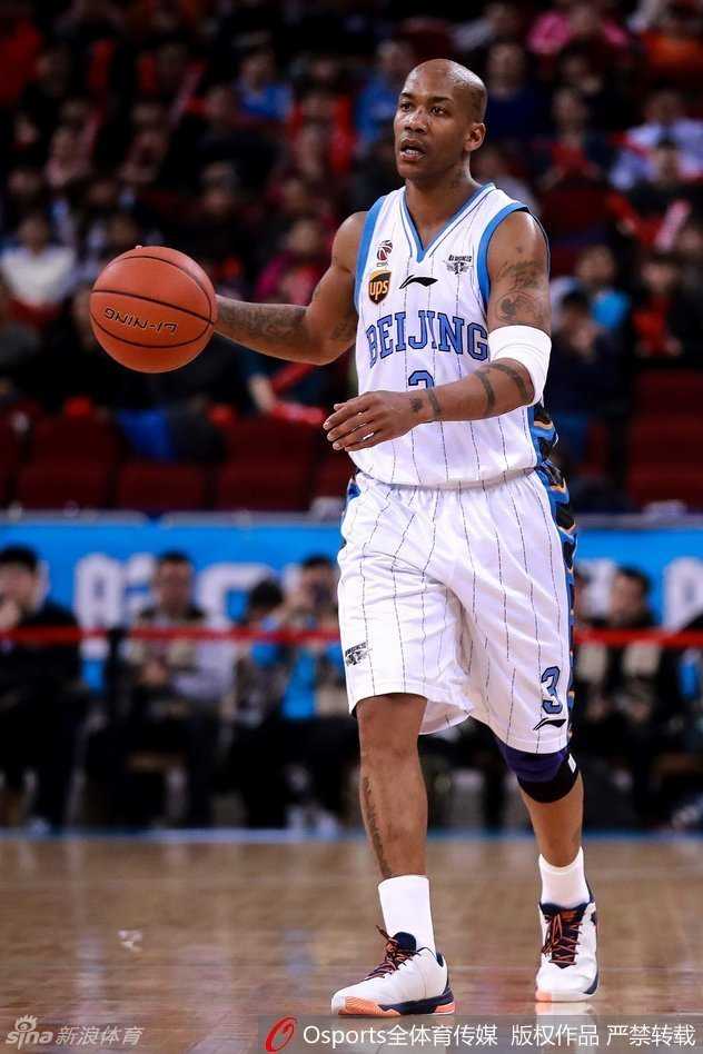 京城荣耀:马布里率六将破江苏,孙悦替补暴扣难掩状态之惑 孙悦弯下腰,专注地运球启动,下一秒他将像猎豹般扑向前场,寻找战机。