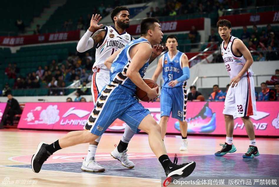 京城记忆:那一夜的五棵松,热血与咆哮铸就的钢铁首钢 方硕如猎豹般压低脊背,篮球在他手中如同黏合剂般紧贴,双眼锐利地搜寻着敌方防线那一闪而过的缝隙。