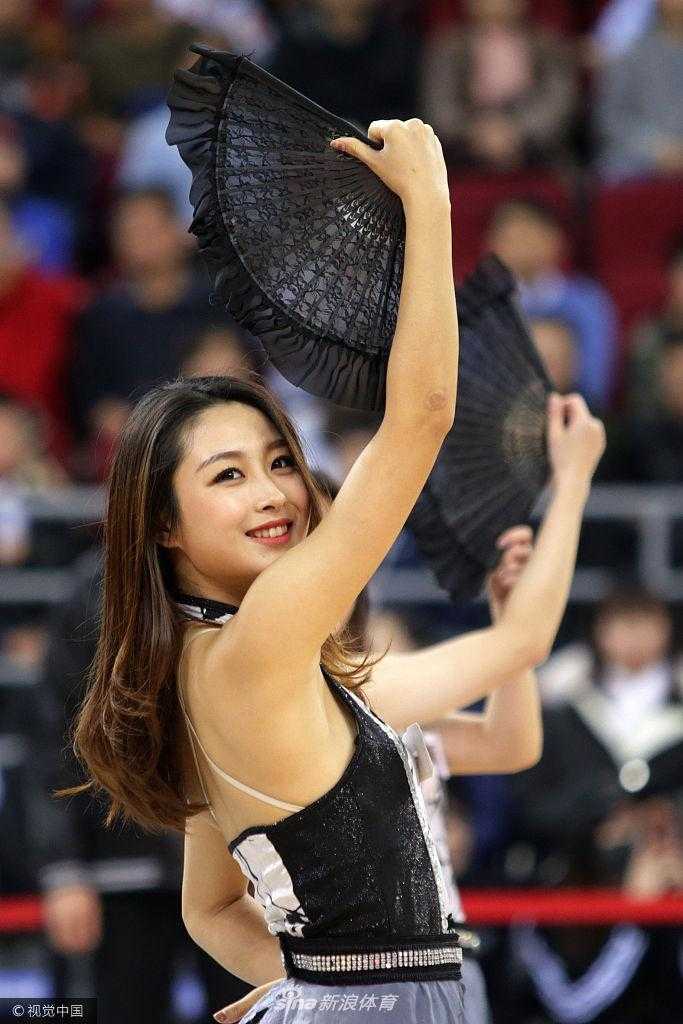 京城赛场上的热舞旋风:首钢啦啦队点燃冬日激情 镜头聚焦于一位笑容灿烂的啦啦队员,她手中挥舞的花球划出优美的弧线,专注的神情仿佛在用舞蹈为场上拼搏的将士们传递力量。