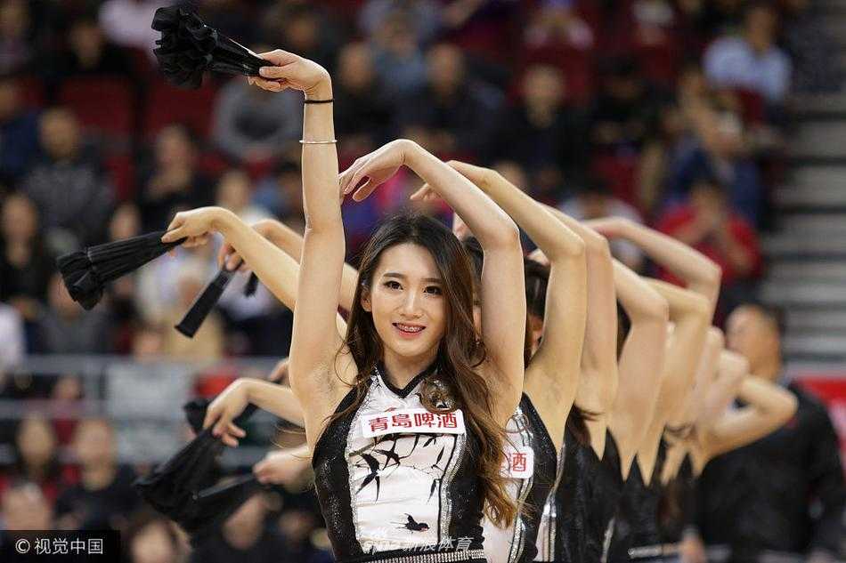 京城赛场上的热舞旋风:首钢啦啦队点燃冬日激情 首钢啦啦宝贝们随着动感音乐跃动,她们手中金色的花球如同冬日里的火焰,瞬间点燃了五棵松的现场气氛。