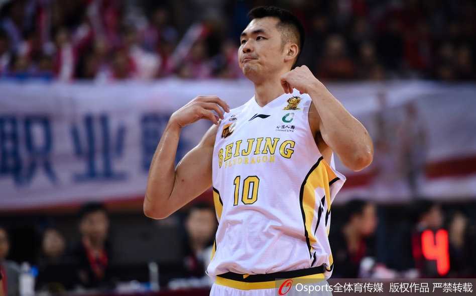 兰德里在两人夹击下依然奋力将球放入篮筐，肌肉紧绷面目狰狞，完美诠释了篮球场上的硬汉本色。