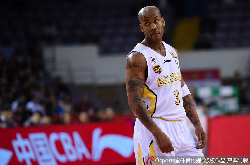 马布里送出精妙传球瞬间，皮球穿越防守空隙，他丰富的经验依旧是指挥官不可或缺的智慧大脑。