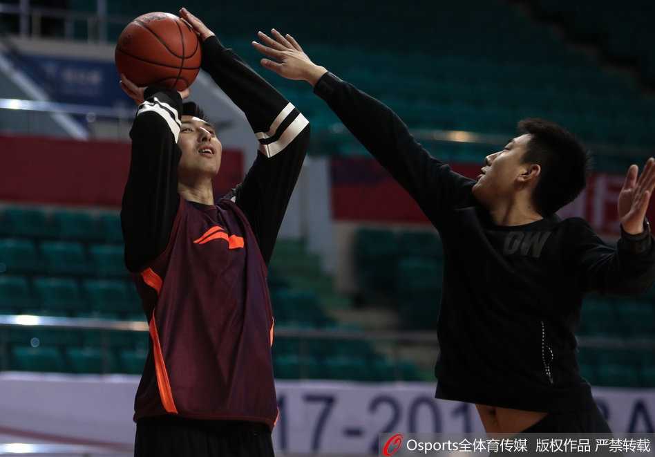 镜头捕捉到了方硕在训练中急停跳投的瞬间，篮球脱手而出划出完美弧线。他的身体姿态舒展挺拔，完全不受贴身干扰的影响，篮网仿佛已在这精准一击下应声翻卷。