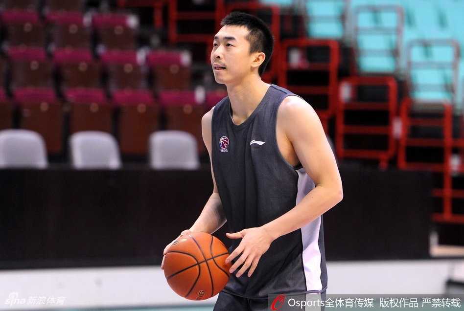 训练场上，汉密尔顿正在内线要位，他将在今晚直面辽宁队凶猛的内外援冲击，用身高和臂展为北京队筑起禁飞区。