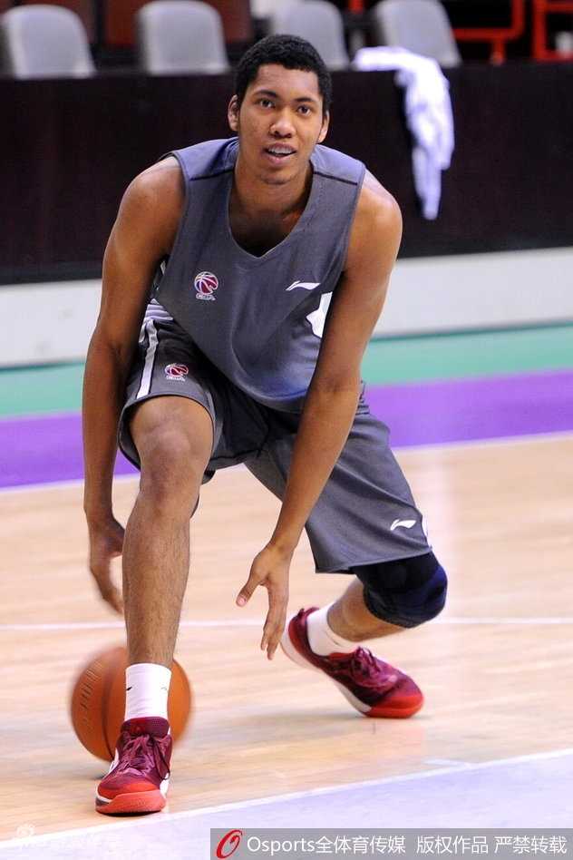 朱彦西在人群中高高跃起，拼抢前场篮板，这一刻他将个人的高度和斗志发挥到了极致，为球队搏得一线生机。