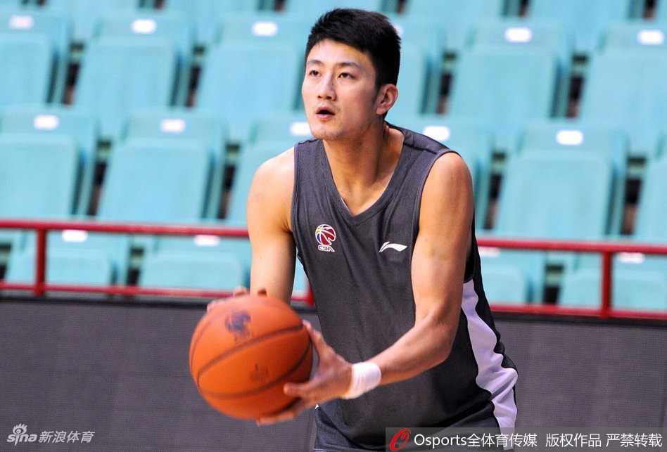 方硕在训练间隙擦去额头的汗水，眼神中透露出与辽宁队后卫线血拼到底的决心，这场本土顶级后卫之争必将火花四溅。