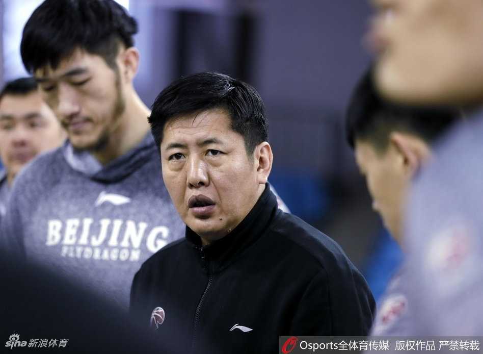 球员们正在进行高强度的对抗训练，肌肉的碰撞与快速的脚步移动交织，展现出备战期的激烈竞争与昂扬斗志。