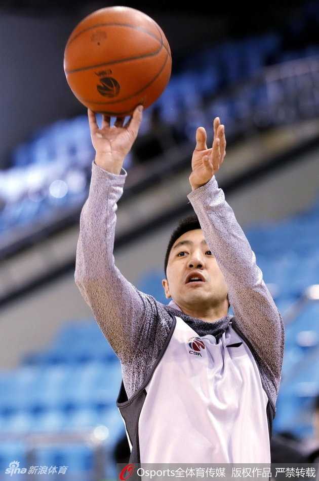 年轻后卫廖三宁持球快速突破，眼神犀利，如利刃般撕开防线，瞬间加速的爆发力令人赞叹。