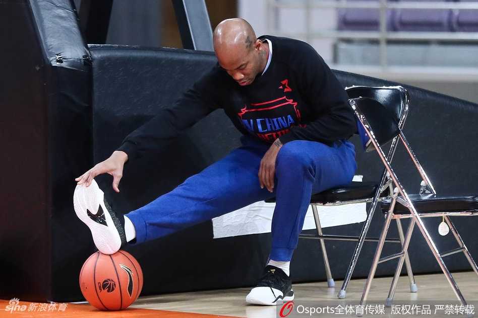 许梦君在训练师陪同下进行投篮练习，年轻的面庞上写满了对比赛的渴望和专注。