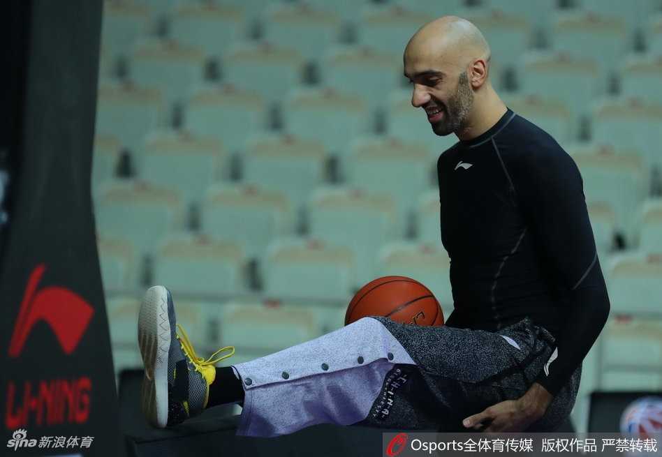 训练场上，全体队员围拢在一起，拳头紧握，凝聚着团队的力量与必胜的信念。