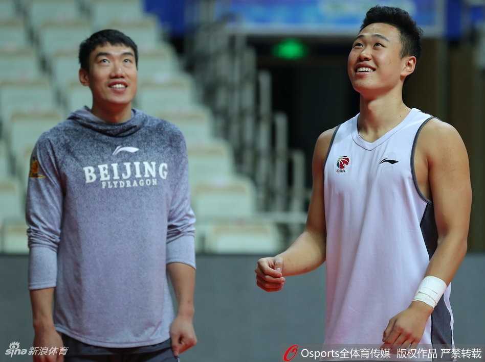 杨敬敏赛前积极拉伸，为即将到来的激烈对抗做着最后的身体准备。