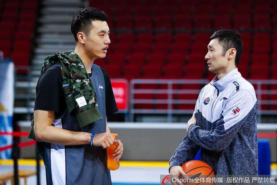 北京首钢外籍教练雅尼斯在训练场边大声指挥，强调战术纪律