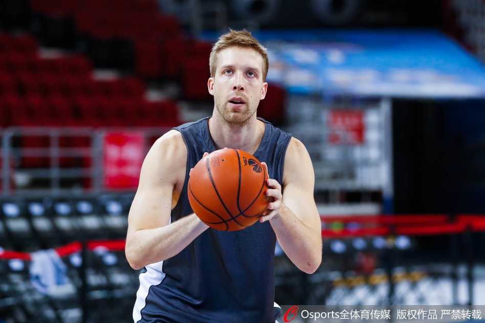 北京首钢球员朱彦西在训练中进行外线投篮，专注瞄准篮筐