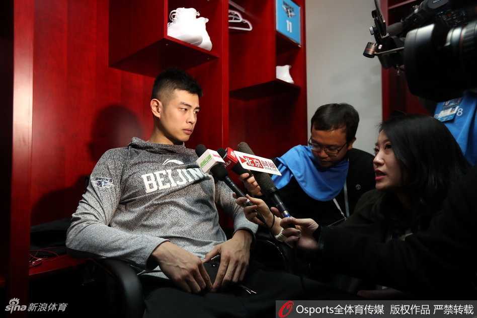 方硕手拿比赛用球，眼神坚毅地望向镜头，汗水浸透了他的球衣，这不仅仅是一场胜利的纪念，更是属于北京篮球传承的荣耀与责任。