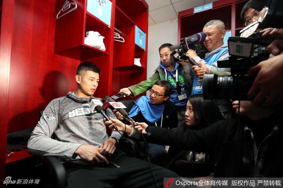 主教练雅尼斯被球员们围在中间，这位铁血教头脸上露出了难得的温柔笑容，他张开双臂拥抱着他的战士们，这是属于“一家人”的温馨时刻。