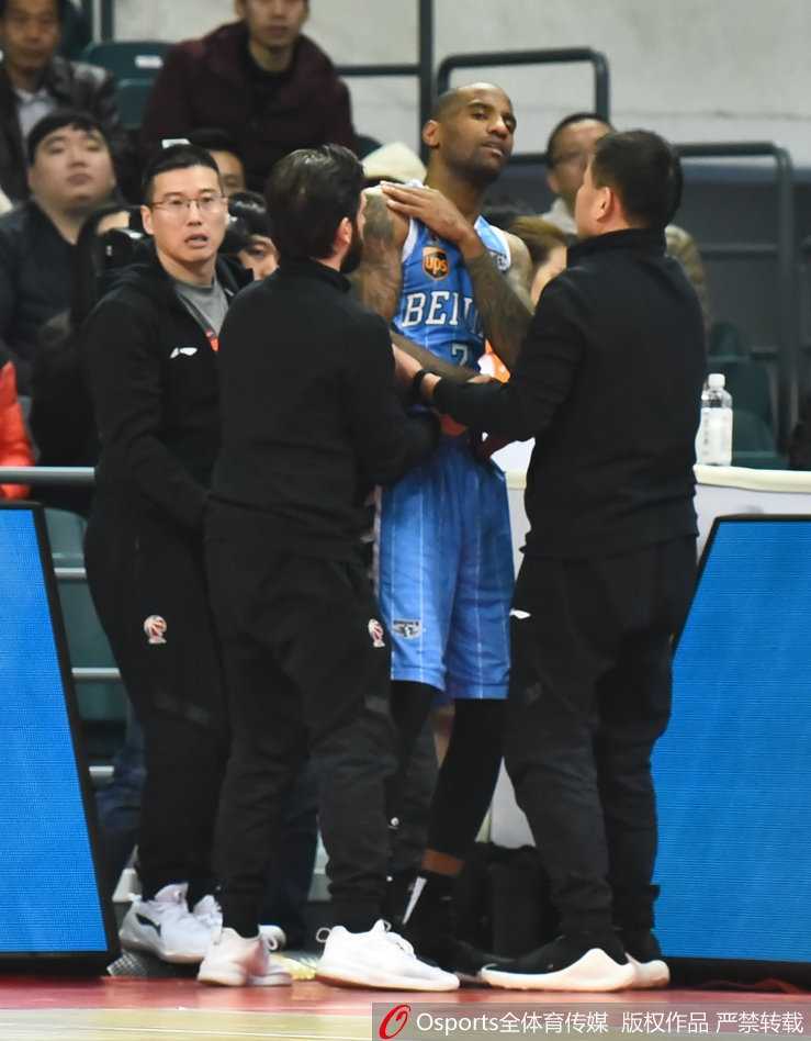 杰克逊无法独自站立，由三名工作人员合力搀扶离场，他的背影显得无助而落寞