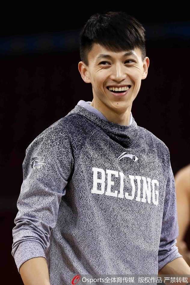 训练间隙，刘晓宇双手持球置于身前，眼神专注而坚定，脸颊上挂着的汗珠在灯光下闪闪发光，无声诉说着他为复出所付出的艰苦努力。