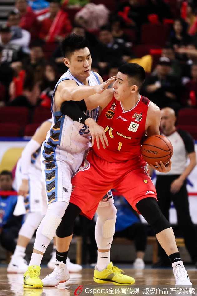 常林在成功防守后激动地挥拳怒吼，脸上的汗水在空中飞溅，身后的观众席上，无数双手臂为他挥舞，整个五棵松体育馆的情绪被这记铁血防守彻底点燃。