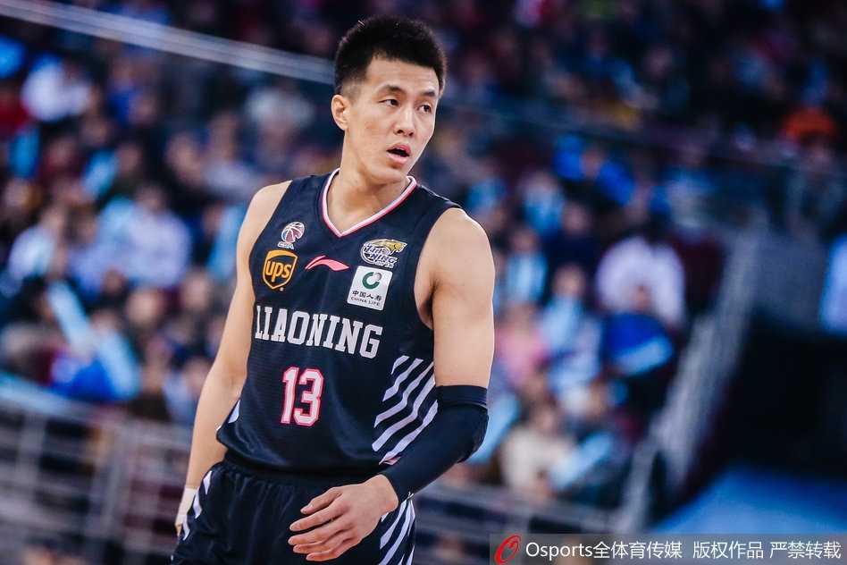 京城铁闸闭锁辽宁连胜路,方硕王骁辉领衔本土火力全开 终场哨响,五棵松体育馆的记分牌定格在96-87,北京队球员们围聚在一起怒吼庆祝,这片场地见证了他们在强强对话中的辉煌胜利。