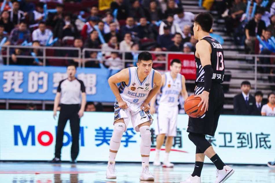 京城铁闸闭锁辽宁连胜路,方硕王骁辉领衔本土火力全开 方硕犹如一把锋利的匕首,高速持球突破辽宁队的防线,他的眼神中充满了马布里离队后接过大旗的坚毅与果决。