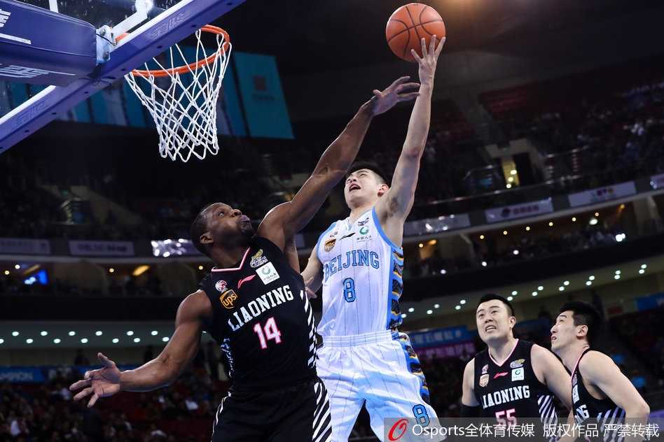 京城铁闸闭锁辽宁连胜路,方硕王骁辉领衔本土火力全开 北京队的悍将王骁辉用尽全身力气跳起封盖,他的防守让辽宁外援感受到了铜墙铁壁般的压迫感,这正是北京队当晚防守的缩影。